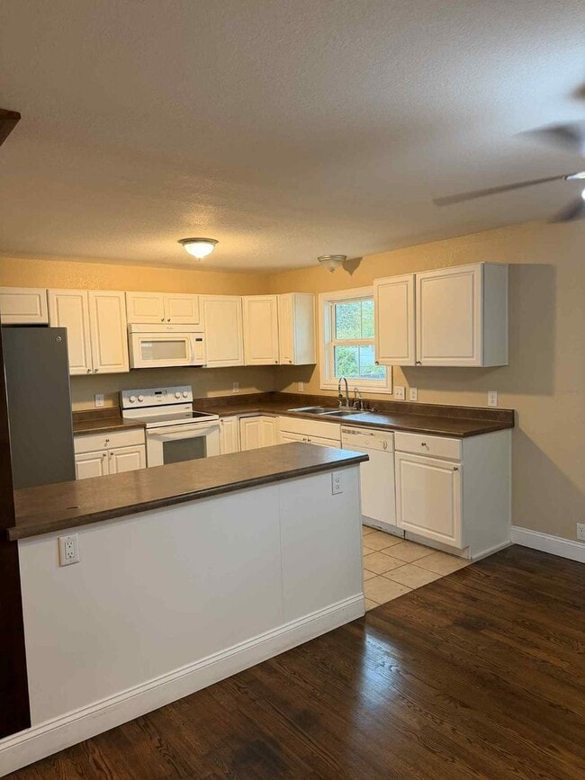 Building Photo - BEAUTIFUL 3 BEDROOM / 2 BATHROOM HOME IN J...