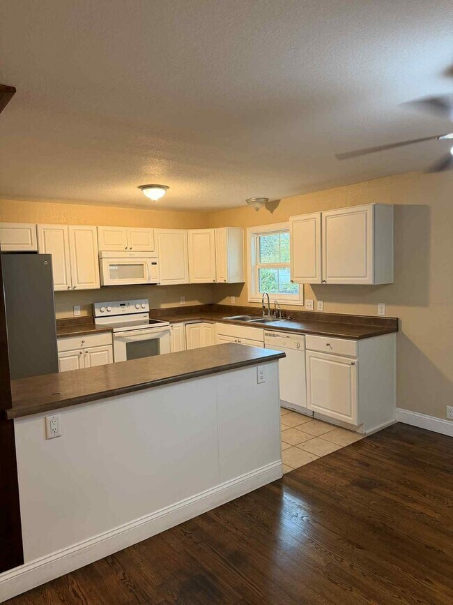 Building Photo - BEAUTIFUL 3 BEDROOM / 2 BATHROOM HOME IN JOPLIN MO- CLOSE TO HOSPITALS!