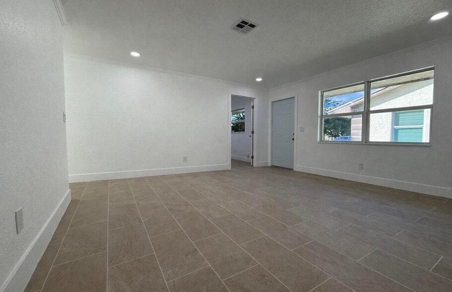 Building Photo - 736 Neil Rd