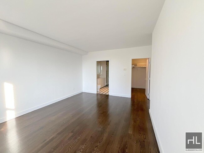 Building Photo - 4 bedrooms / 4.5 bathrooms / 14th floor / ...