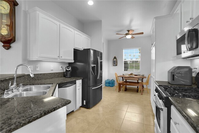 Building Photo - 515 Omar St