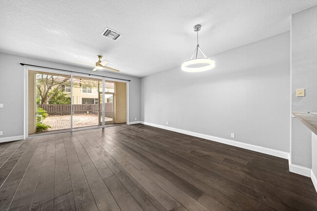 Building Photo - 9663 Lago Dr