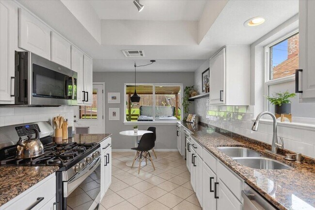 Building Photo - 208 Skyloop Dr