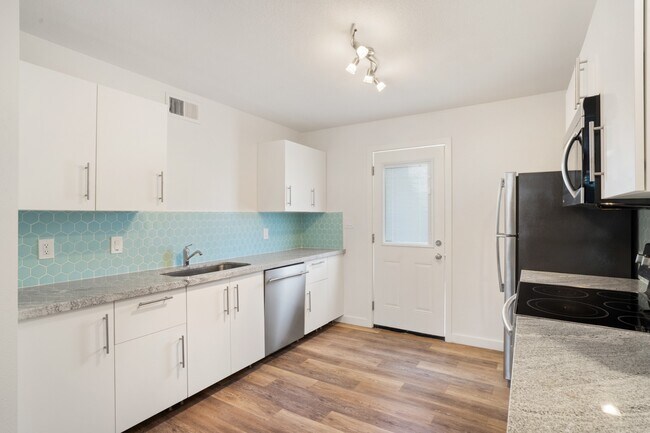 Building Photo - Beautiful 2 bedroom with private backyard