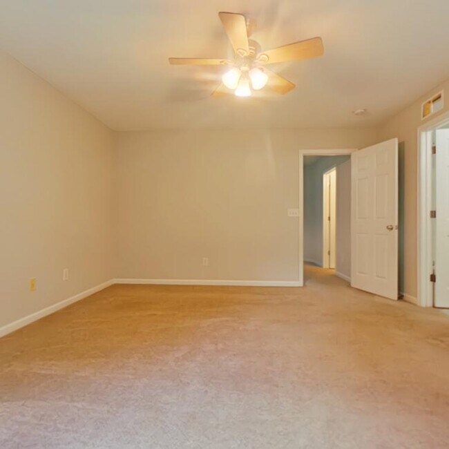 Building Photo - 3926 Fountain Village Cir