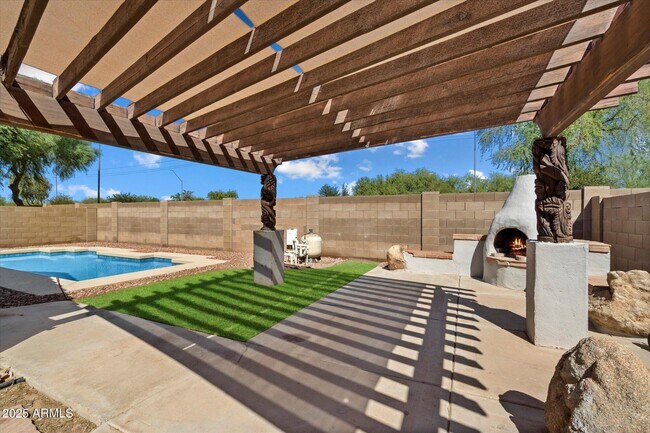 Building Photo - 15848 W Woodlands Ave