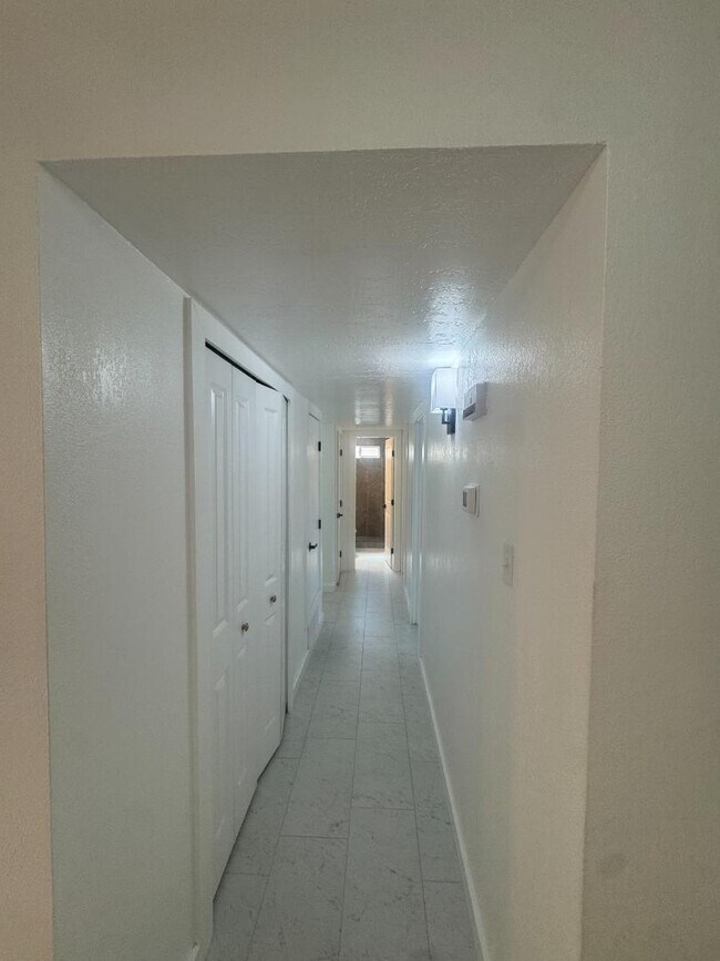 Building Photo - 11216 Baja Dr NE