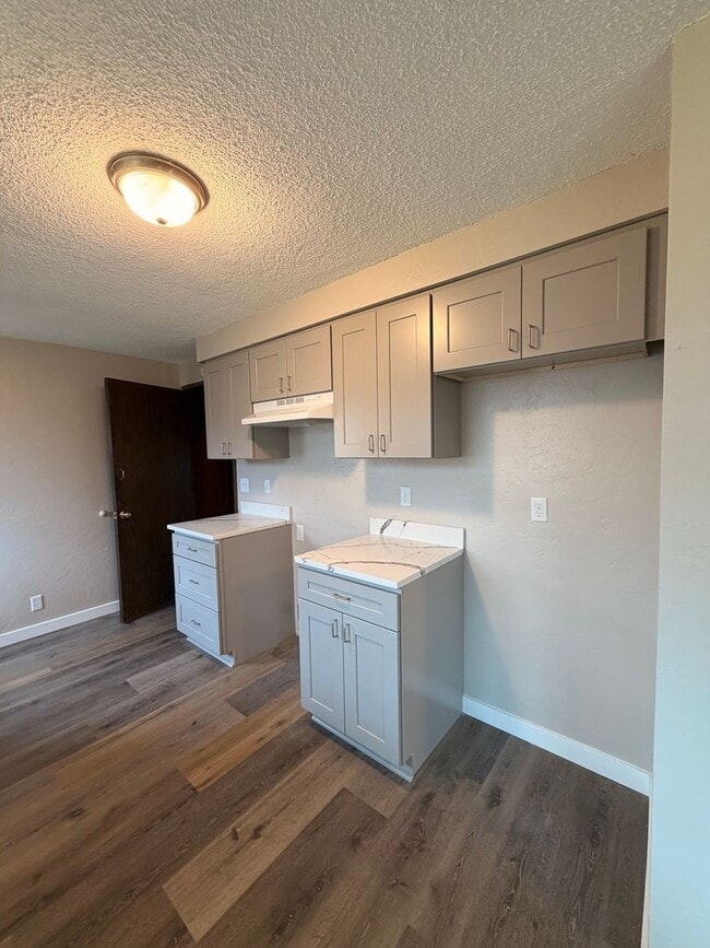Building Photo - 2-Bedroom 1-Bathroom Duplex in Springfield