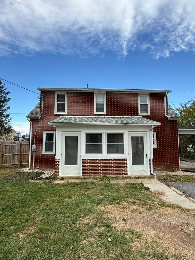 Building Photo - 870 E Main St