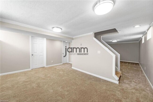 Building Photo - 1653 Woodhurst Ave
