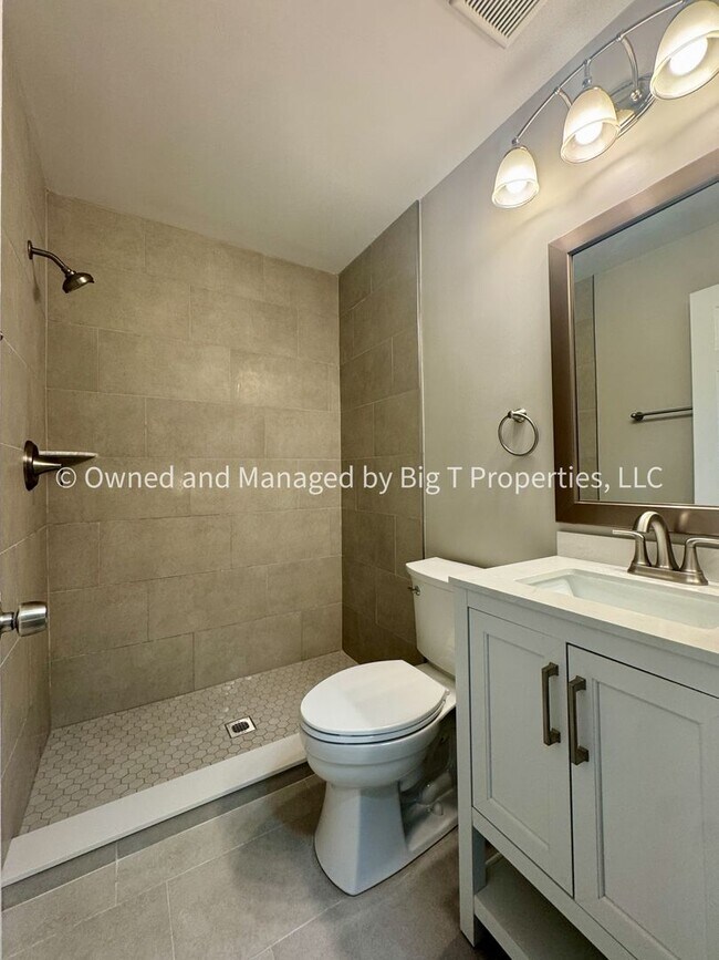 Building Photo - Beautifully updated huge townhouse in Wood...