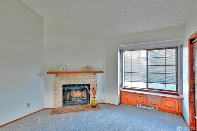 Building Photo - Spacious 2-Bed, 2-Bath Condo in Prime Ever...