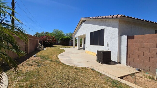 Building Photo - Clean and Cozy home in desirable area!