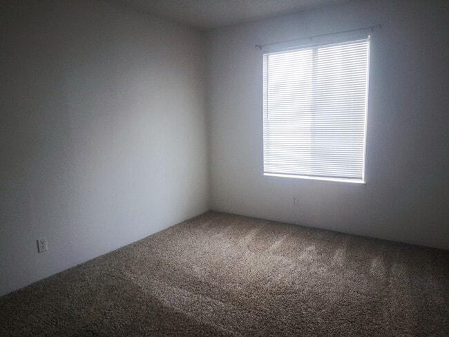 Building Photo - Downstairs Condo, Close to Downtown