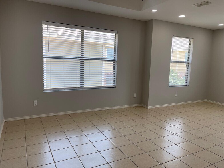 Building Photo - 406 E 3rd St