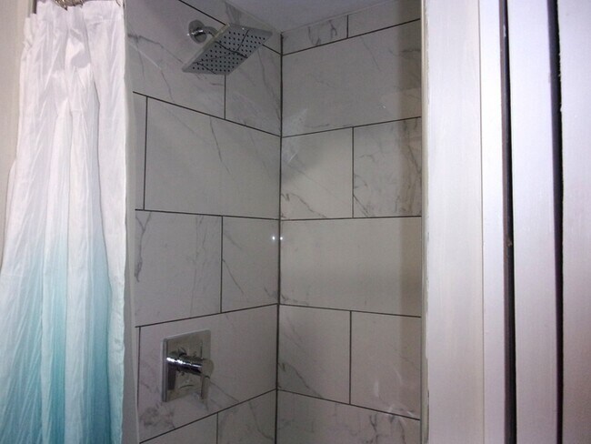 Building Photo - 738 Charlotte Ave