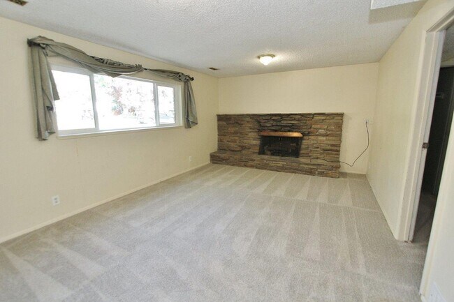 Building Photo - Spacious Home in Quiet Neighborhood