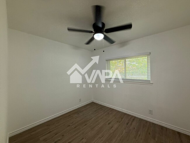 Building Photo - 9650 Chelmsford Dr