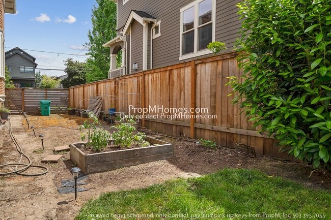 Building Photo - Ground Level Two Bedroom Duplex In The Heart Of NE Portland!