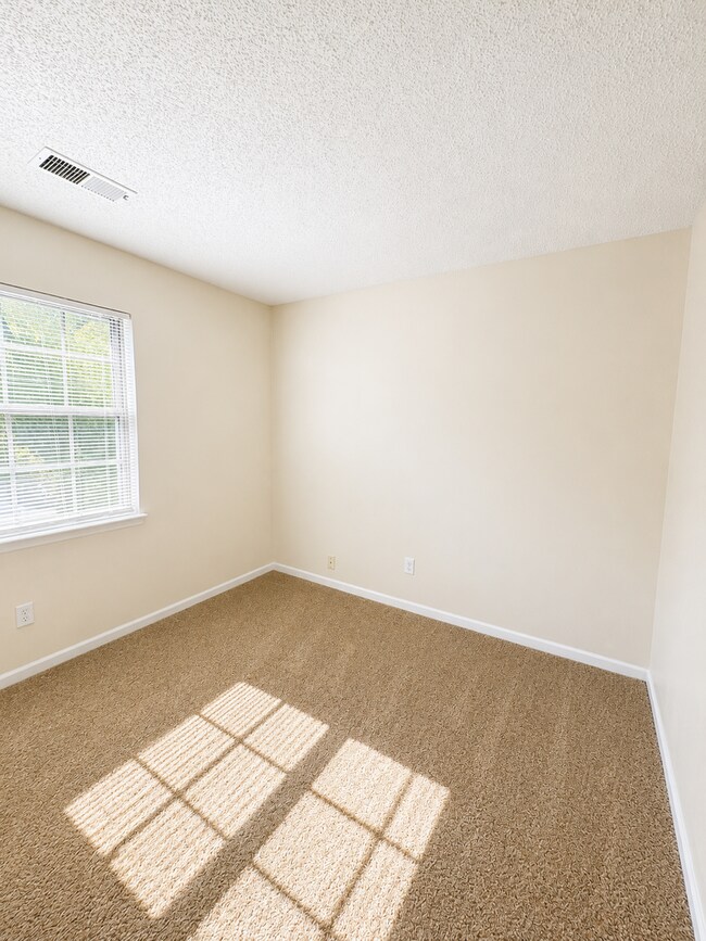 Building Photo - Spacious 3BR Duplex with Two Living Areas