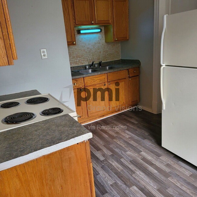 Building Photo - 852 W Waggoner St
