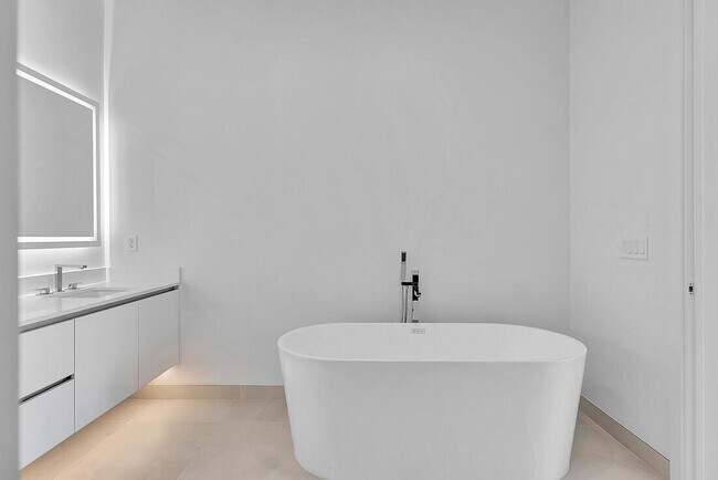 Building Photo - 220 Lake Shore Dr