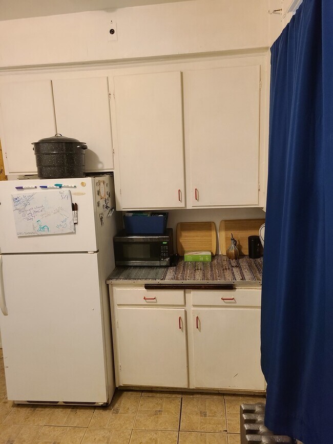 Building Photo - 2204 W Berteau Ave