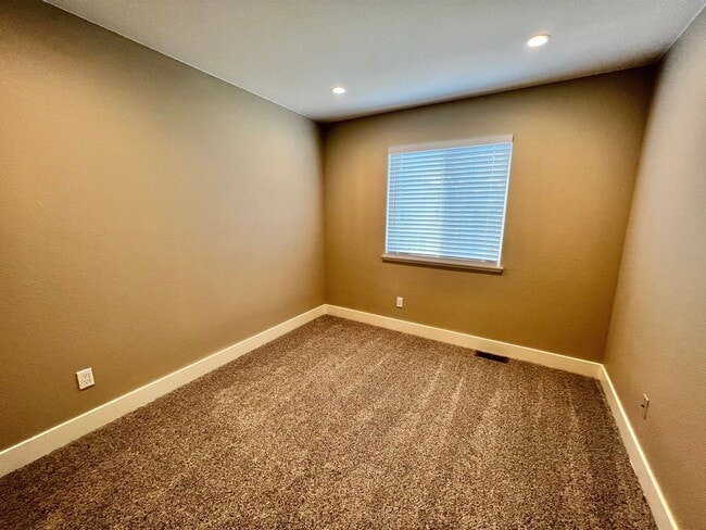 Building Photo - Spacious 3 bed, 2.5 bath home in Central Fort Collins