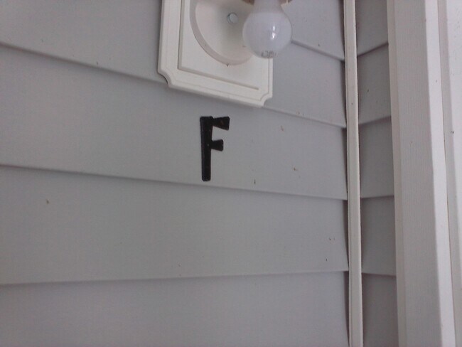 Building Photo - 2 Bedroom, 1 bath apartment Upstairs Unit