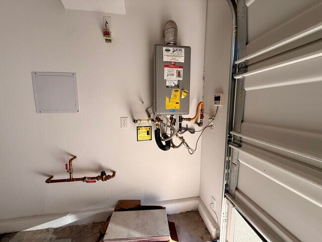 Building Photo - 3 BED 2.5 BATH 2 CAR GARAGE TOWNHOUSE w/ P...