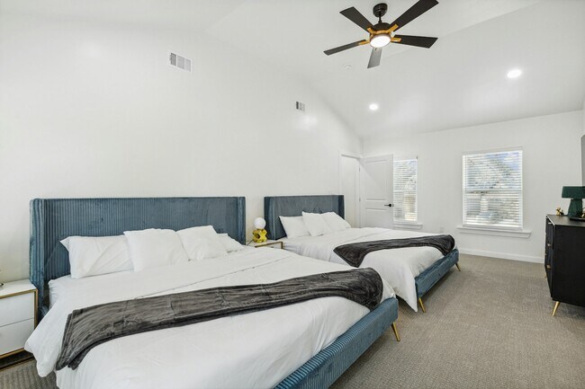 Building Photo - 3236 Golfing Green Pl