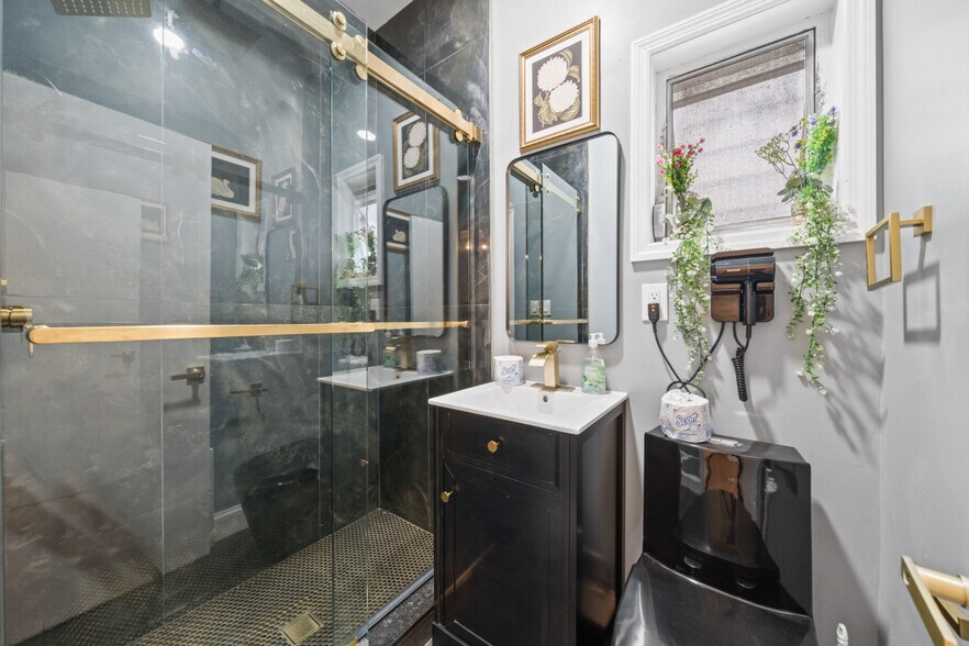 Building Photo - 84 W 42nd St