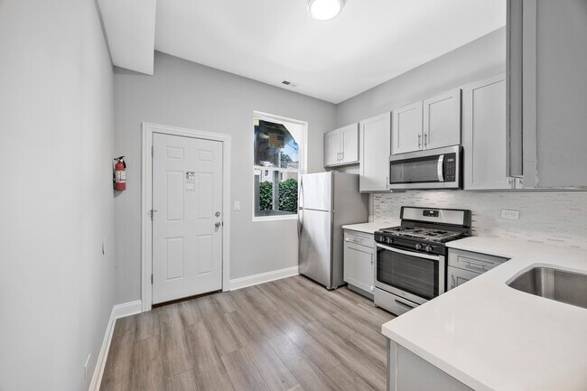 Building Photo - 6522 S Ellis Ave