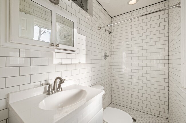 Building Photo - 318 Castleview Dr