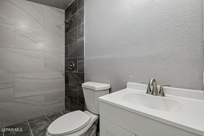 Building Photo - 4212 Roxbury Dr