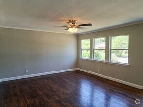 Building Photo - 4 bed / 2 bath / 2 car garage