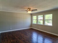Building Photo - 4 bed / 2 bath / 2 car garage