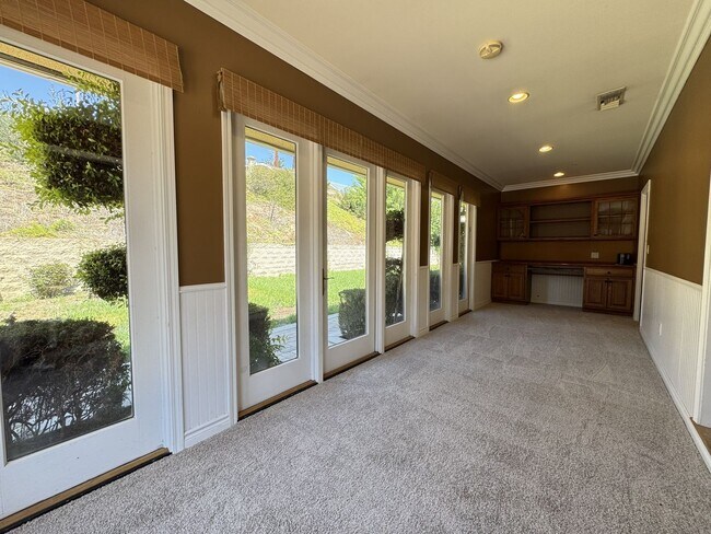 Building Photo - 1232 Longview Dr