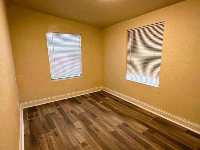 Building Photo - 808 N Palmway