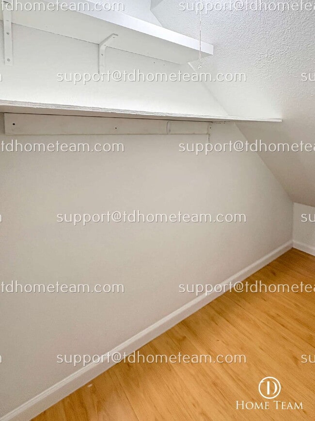 Building Photo - "Charming 2-Bed Townhouse with Spacious 12...