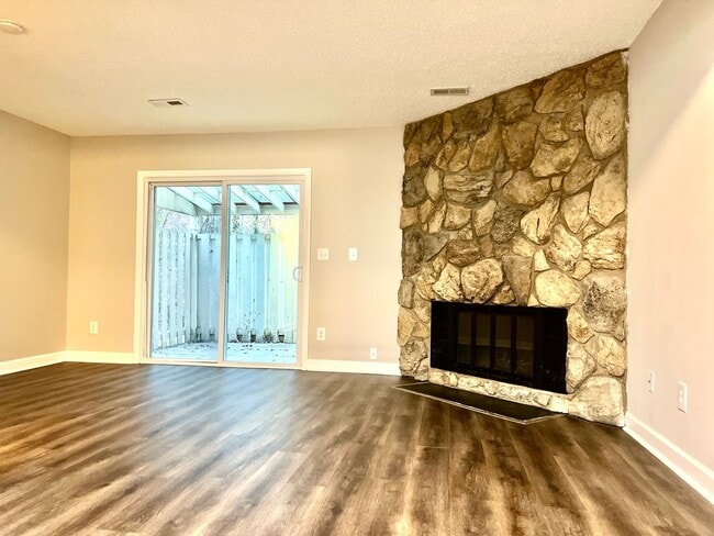 Building Photo - Great 3Br 2.5 BA Townhome in High Point!