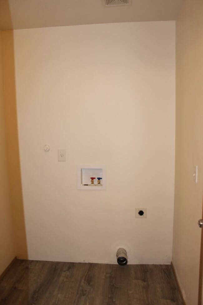 Building Photo - Three bedroom townhouse