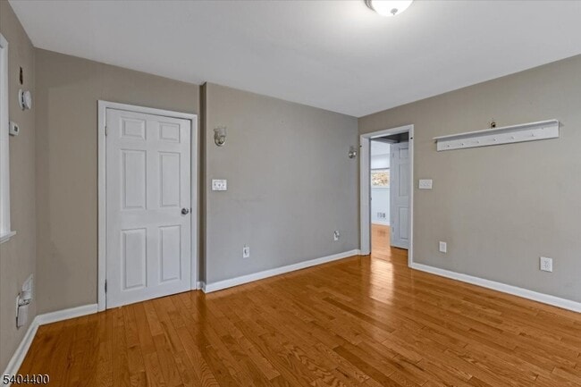 Building Photo - 32 W New St