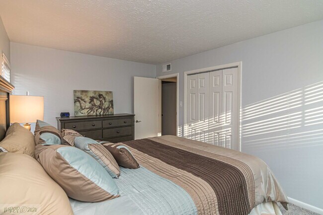 Building Photo - SHORT-TERM LEASE OPTIONS / FULLY FURNISHED APARTMENT/ ALL UTILITIES INCLUDED! WONDERFUL WAYNE MEM...