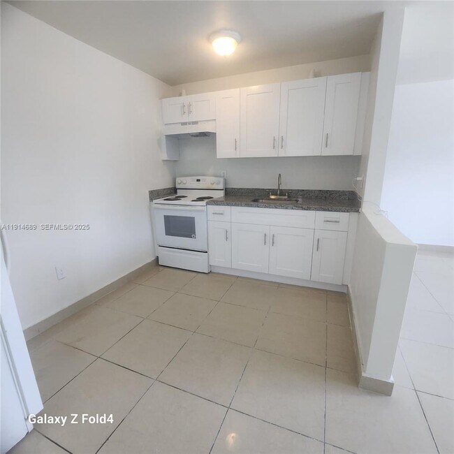 Building Photo - 2400 NW 10th Ave