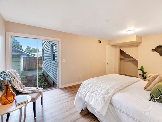 Building Photo - MID-CENTUTY MODERN 4 BEDROOM/2 BATH HOME-MUST SEE TO APPRECIATE!!