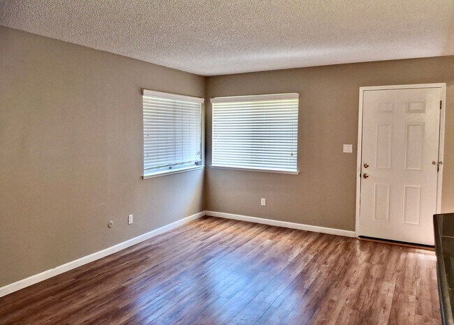 Building Photo - LUXURY AUBURN GREENS TOWNHOUSE UNIT w/GARAGE
