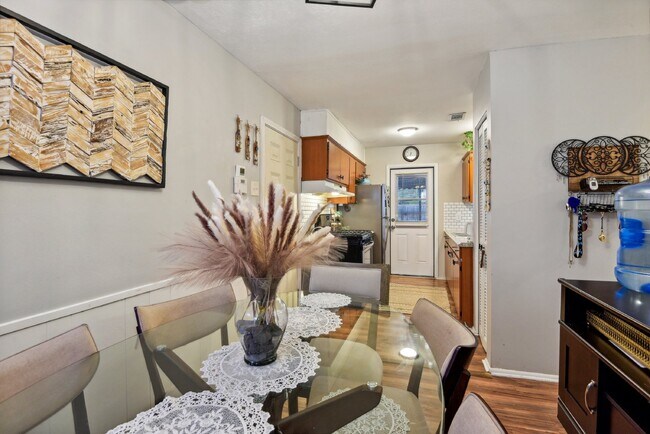 Building Photo - 1602 Lone Oak Ave