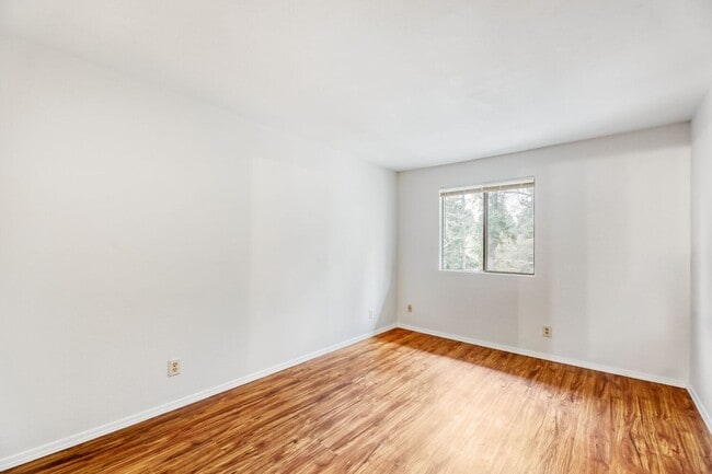 Building Photo - Top Floor 2bed/2bath in an Exclusive Community in the heart of Kirkland, WA!