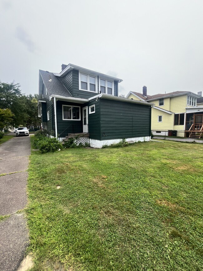 Building Photo - 574 Warren Ave